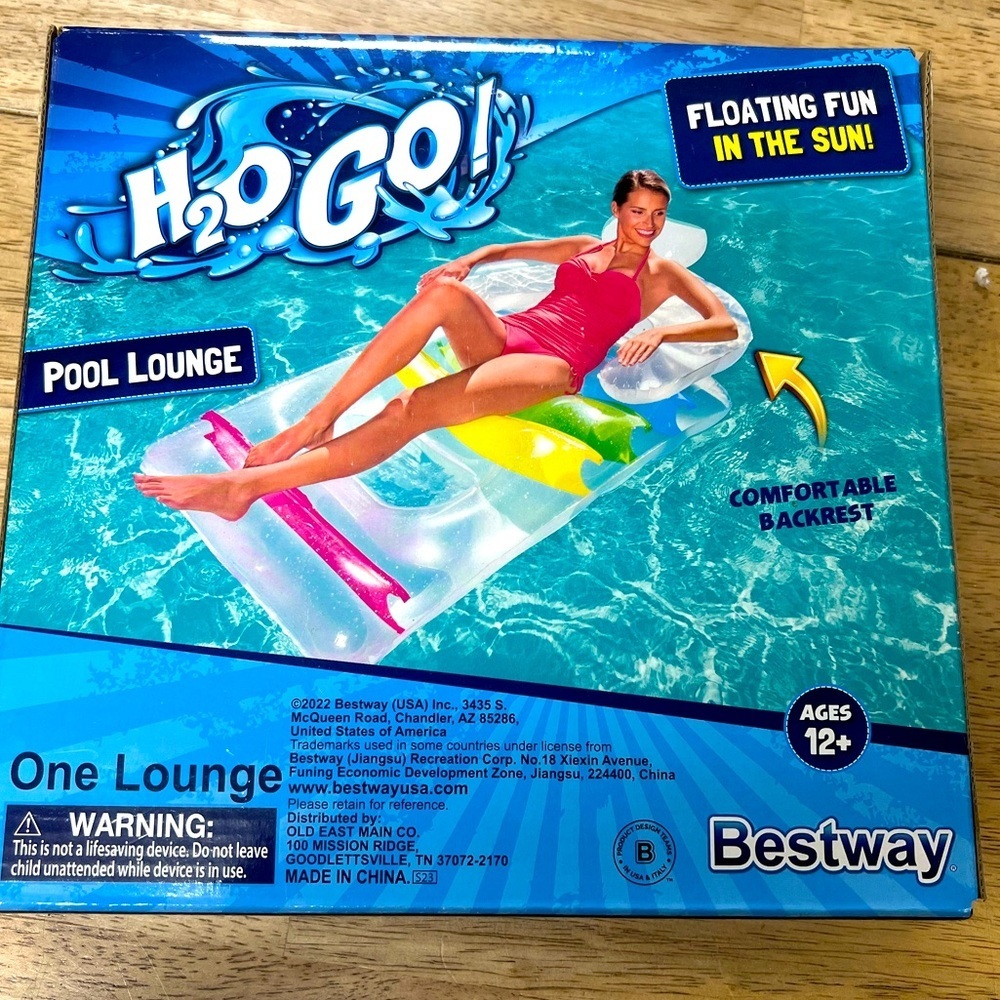 Large Pool Lounge